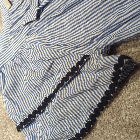 Flowy Ruffle Sleeve Top - Picture 3 of 4